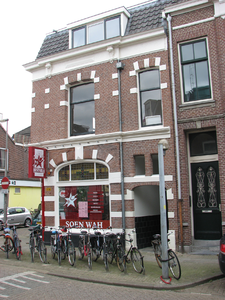 820933 Gezicht op het hoekpand Poortstraat 35A (Bestaria Soen Wah ) te Utrecht; links de Palmstraat.